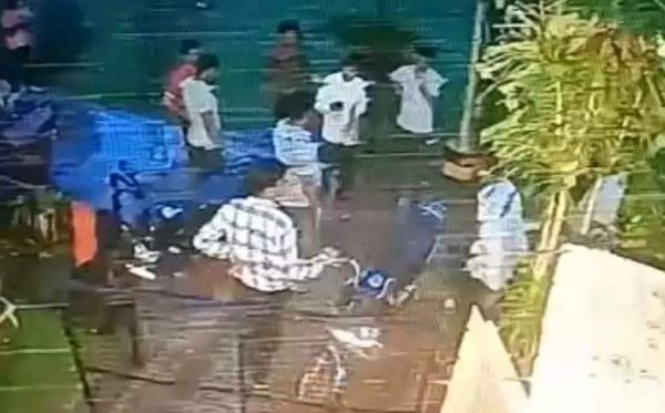 तीन युवकों ने घर में घुसकर पड़ोसी से की मारपीट