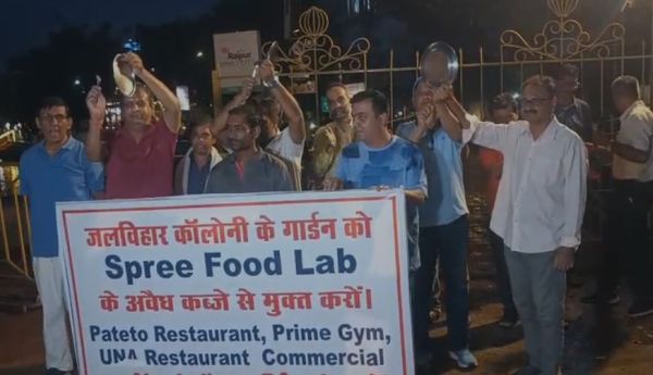 तेलीबांधा मरीन ड्राइव को कब्जा मुक्त करने प्रदर्शन