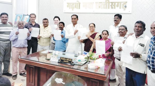 महापौर ने 8 कर्मियों को सौंपा पदोन्नति आदेश
