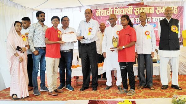 लक्ष्य शिक्षण संस्थान ने मेधावी विद्यार्थियों का किया सम्मान
