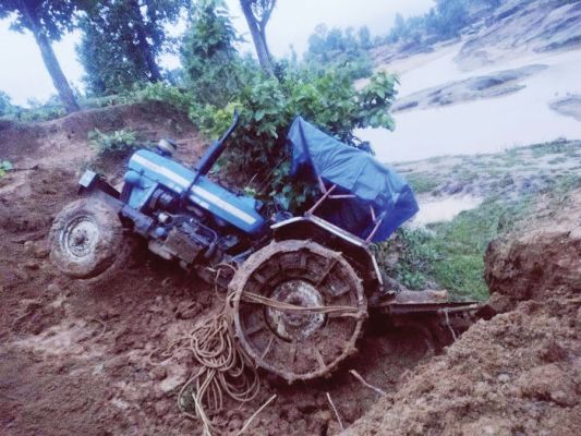 रेण नदी किनारे खेत की जुताई कर रहा ट्रैक्टर गड्ढे में गिरा, चालक बाल-बाल बचा
