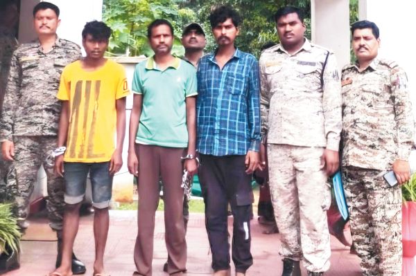 सेंटरिंग जैक और छड़ चोरी के आरोप में 3 गिरफ्तार