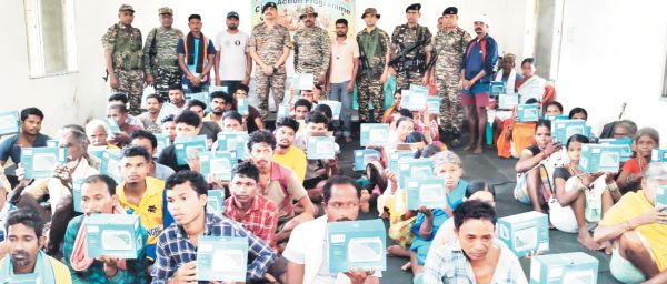 टंगारास में सीआरपीएफ का सिविक एक्शन प्रोग्राम, ग्रामीणों को बांटे रेडियो सेट