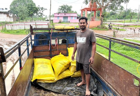 झालखम्हारिया में किसानों को मिल रहा जरूरत के अनुसार खाद