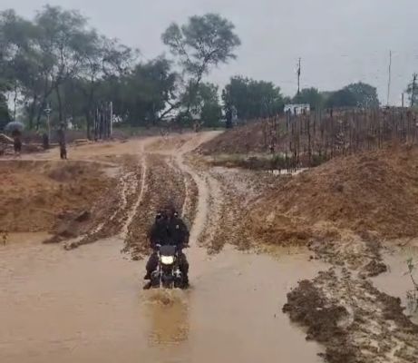 पहली बरसात में बह गया मेघा पुल का डायवर्सन रोड
