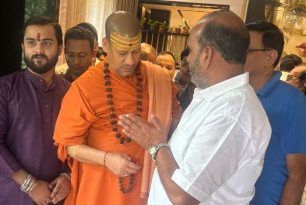 योगेश ने महामंडलेश्वर श्रीकैलाशानंद महाराज से  लिया आशीर्वाद