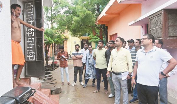 आयुक्त ने पीएम आवास के हितग्राहियों से यथाशीघ्र निर्माण के लिए की चर्चा