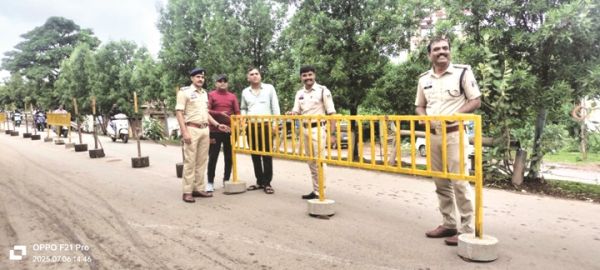 रेल्वे ओवरब्रिज में लगा 10 रेलिंग बेरिकेटिंग