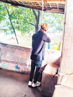  घर के परछी में दामाद की टंगी मिली लाश क्षेत्र में मची सनसनी