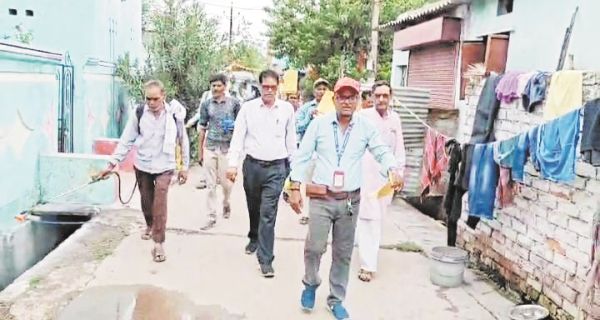 मौसमी बीमारियों के रोकथाम के लिए दवा छिडक़ाव व जागरूकता अभियान