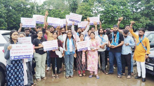 फीस वापसी की मांग को लेकर छात्रों का प्रदर्शन