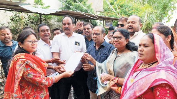 किसानों की समस्याओं को लेकर कांग्रेसियों का धरना-प्रदर्शन