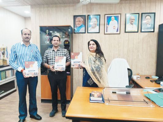 इंदिरा कला संगीत विवि में प्रवेश विवरणिका का विमोचन