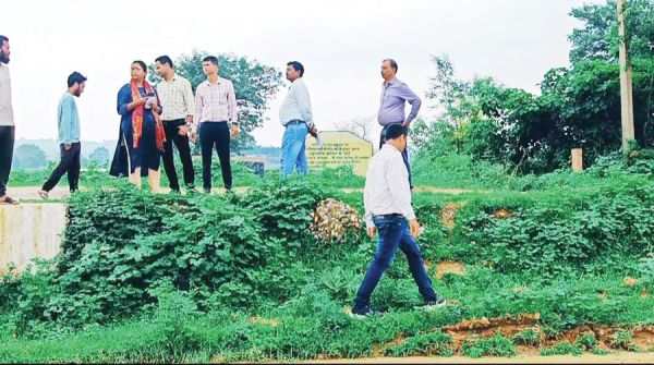 ब्रांडेड हाइब्रिड धान बीज में अंकुरण नहीं, शिकायत पर कृषि अफसर निरीक्षण करने पहुंचे खेतों में