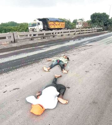 वाहन ने बाईक सवार 2 युवकों को ठोका, एक की मौत, दूसरा गंभीर