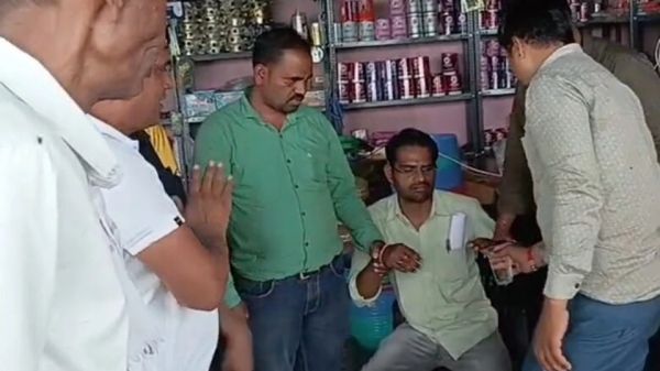 रिटायर्ड कर्मचारी से 54 हजार की घूस लेते बीएमओ का अकाउंटेंट ढाबे में गिरफ्तार