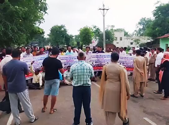 स्वामी आत्मानंद स्कूल को फिर से हिंदी मीडियम करने की मांग पर ग्रामीणों का प्रदर्शन