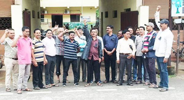 काली पट्टी लगा निकाय कर्मी कर रहेकाम
