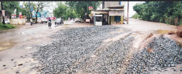 आत्मानंद स्कूल तक 93 लाख की लागत से बनने वाले सडक़ का निर्माण पूर्णता की ओर