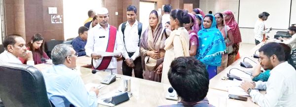 जमीन पर कब्जा करने से आना-जाना बंद, कलेक्टर से गुहार