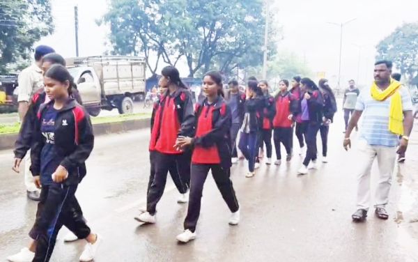 बिजली,पानी, भोजन समस्या को लेकर सडक़ पर उतरे एकलव्य स्कूल के विद्यार्थी