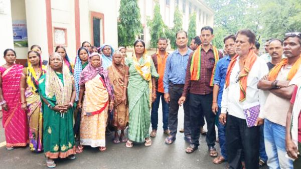 जगदम्बा ट्रेलर्स के विस्तार के लिए तबादला आवेदन के खिलाफ ग्रामीणों ने खोला मोर्चा