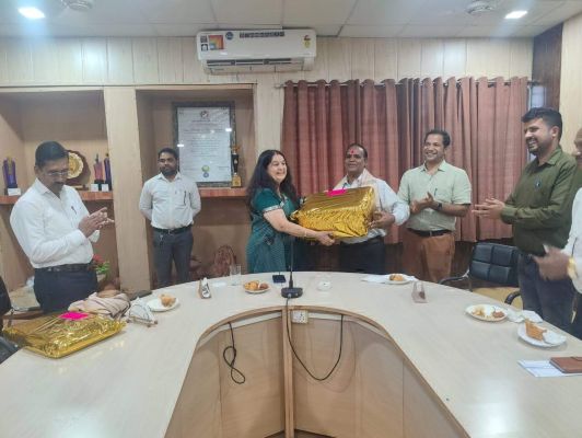 विवि के स्थानांतरित व सेवानिवृत्त अधिकारी-कर्मचारी को दी विदाई
