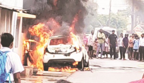 कार में लगी आग, काबू