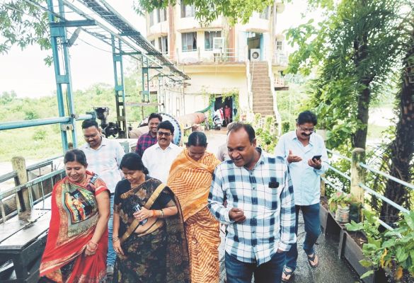 नदी में बाढ़ के चलते पुलगांव नाला की जलकुंभी इंटकवेल में फंसने से पेयजल आपूर्ति में असर