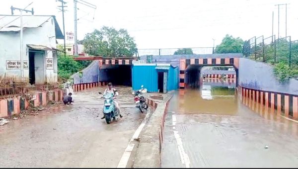  रेलवे के अंडर ब्रिज सुविधा कम समस्या अधिक