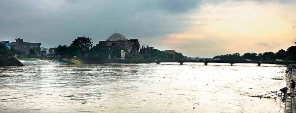उफनी खारून..., संकेत: अगले 5 दिन मौसम ऐसा ही रहेगा