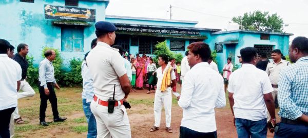 धरने के बाद बंद स्कूल फिर खुला