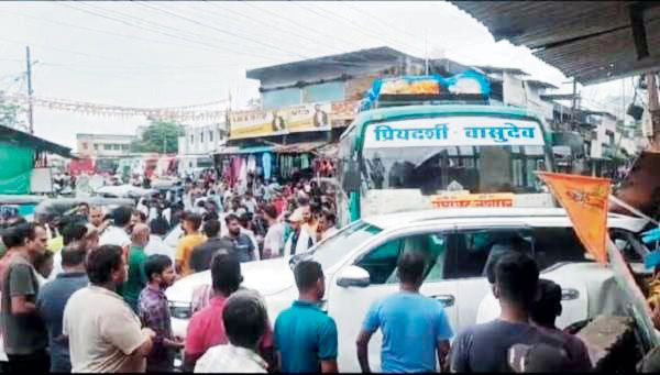 बेकाबू बस ने कार व फल ठेले को मारी टक्कर 