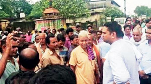 धनागर में खाद की किल्लत पर किसानों का फूटा गुस्सा 