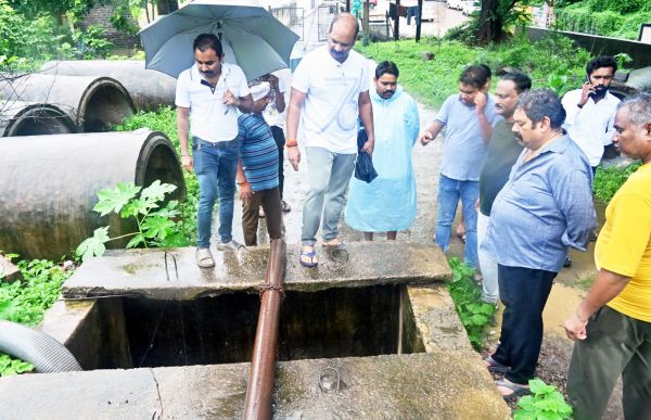 महापौर ने किया जल भराव क्षेत्र का निरीक्षण