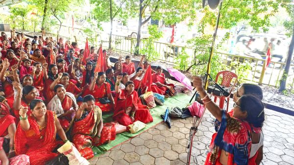 8 सूत्रीय लंबित मांगों पर आंगनबाड़ी कार्यकर्ताओं व सहायिकाओं ने भरी हुंकार