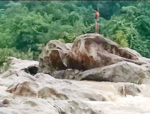 नदी में नाव पलटी, एक लापता, एक की बची जान
