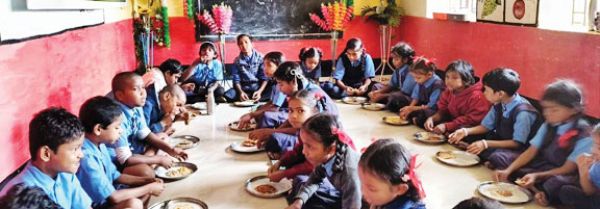 नरेंद्र नेताम की स्मृति में बुनागांव स्कूल में न्योता भोजन