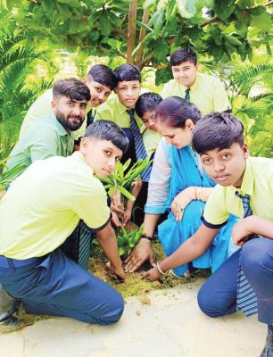 माउंट लिट्रा जी स्कूल में पौधरोपण
