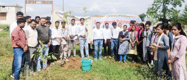 पॉलिटेक्निक कॉलेज में एक पेड़ मां के नाम कार्यक्रम