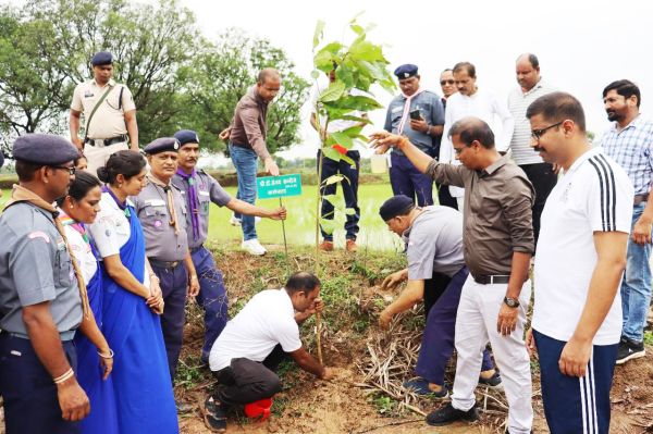 कलेक्टर-एसपी सहित स्काउट गाइड ने किया पौधरोपण