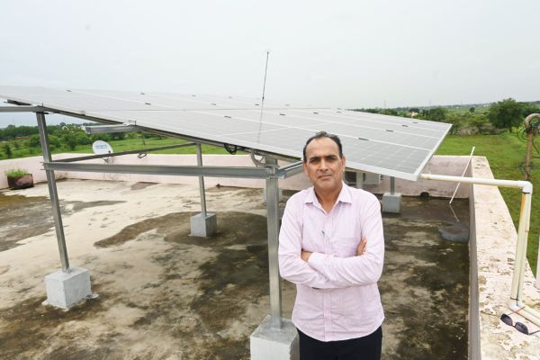 सूरज की तपिश से फ़ैल रहा   घर आंगन में उजियारा