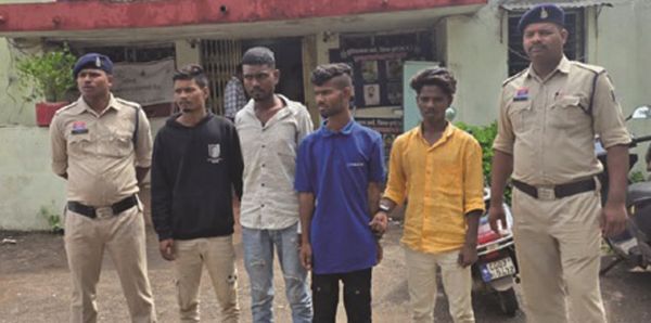 लूटपाट का विरोध करने पर युवक की हत्या  नाबालिग समेत 5 आरोपी गिरफ्तार