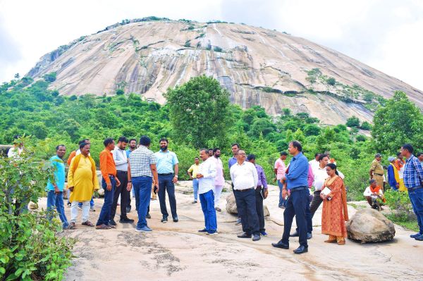 विश्व के सबसे बड़े प्राकृतिक शिवलिंग मधेश्वर पहाड़ के पास सावन सोमवार  को निकलेगी भव्य कांवर यात्रा