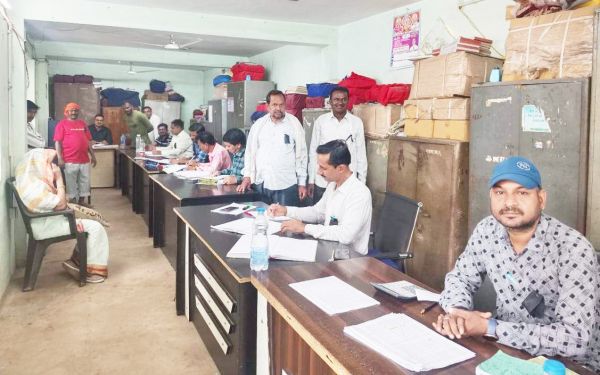 शासन की नीतियों का विरोध करते निकाय कर्मी काली पट्टी लगाकर काम पर