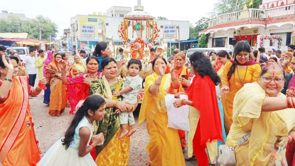 गुरूपूर्णिमा पर्व पर शहरभर में उल्लास,  मंदिरों में धूमधाम से की पूजा-अर्चना