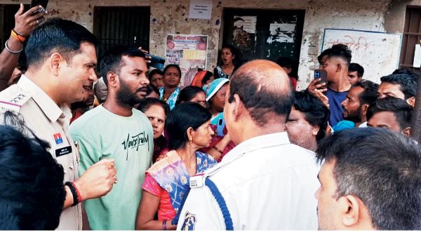 शराब दुकान के विरोध में महिलाओं ने खोला मोर्चा