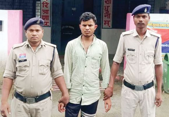 मंदिर की दान पेटी से 20 हजार चोरी, गिरफ्तार