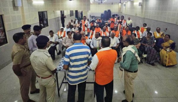 सियान चेतना अभियानः पुलिस ने शॉल और गुलाब देकर किया बुजुर्गों को सम्मानित