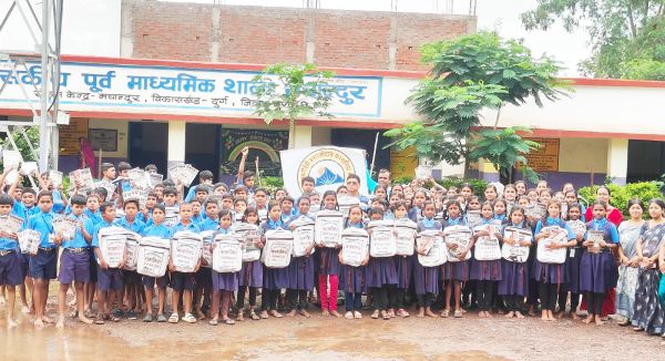 सुरेश फरमानिया ने 900 बच्चों को बांटी शैक्षणिक सामग्री